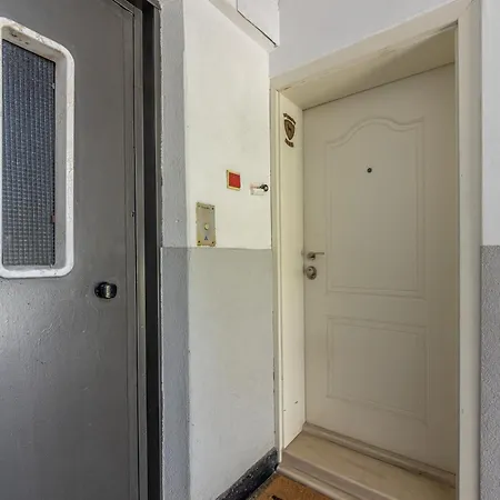 Апартаменти Spacious 2br With Garage In Chataldzha *