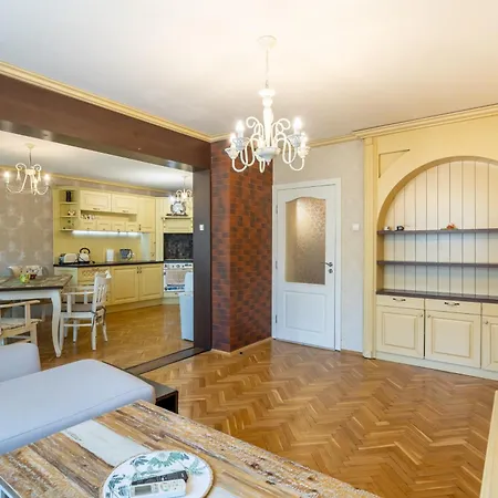 Апартаменти Spacious 2br With Garage In Chataldzha *