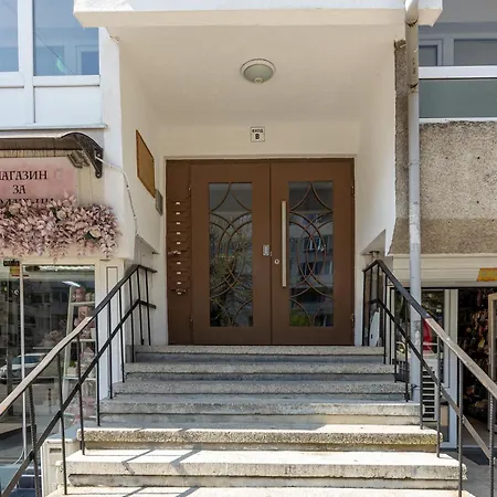 Апартаменти Spacious 2br With Garage In Chataldzha Варна